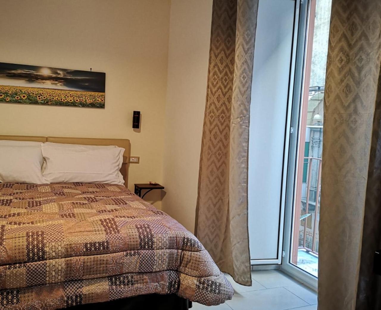 ナポリ A Due Passi Dal Museo Bed & Breakfast エクステリア 写真