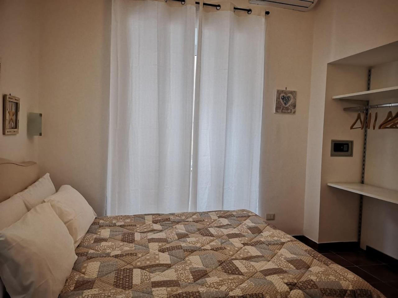 ナポリ A Due Passi Dal Museo Bed & Breakfast エクステリア 写真