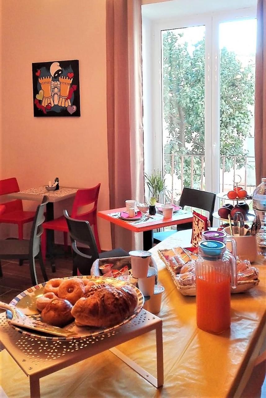 ナポリ A Due Passi Dal Museo Bed & Breakfast エクステリア 写真