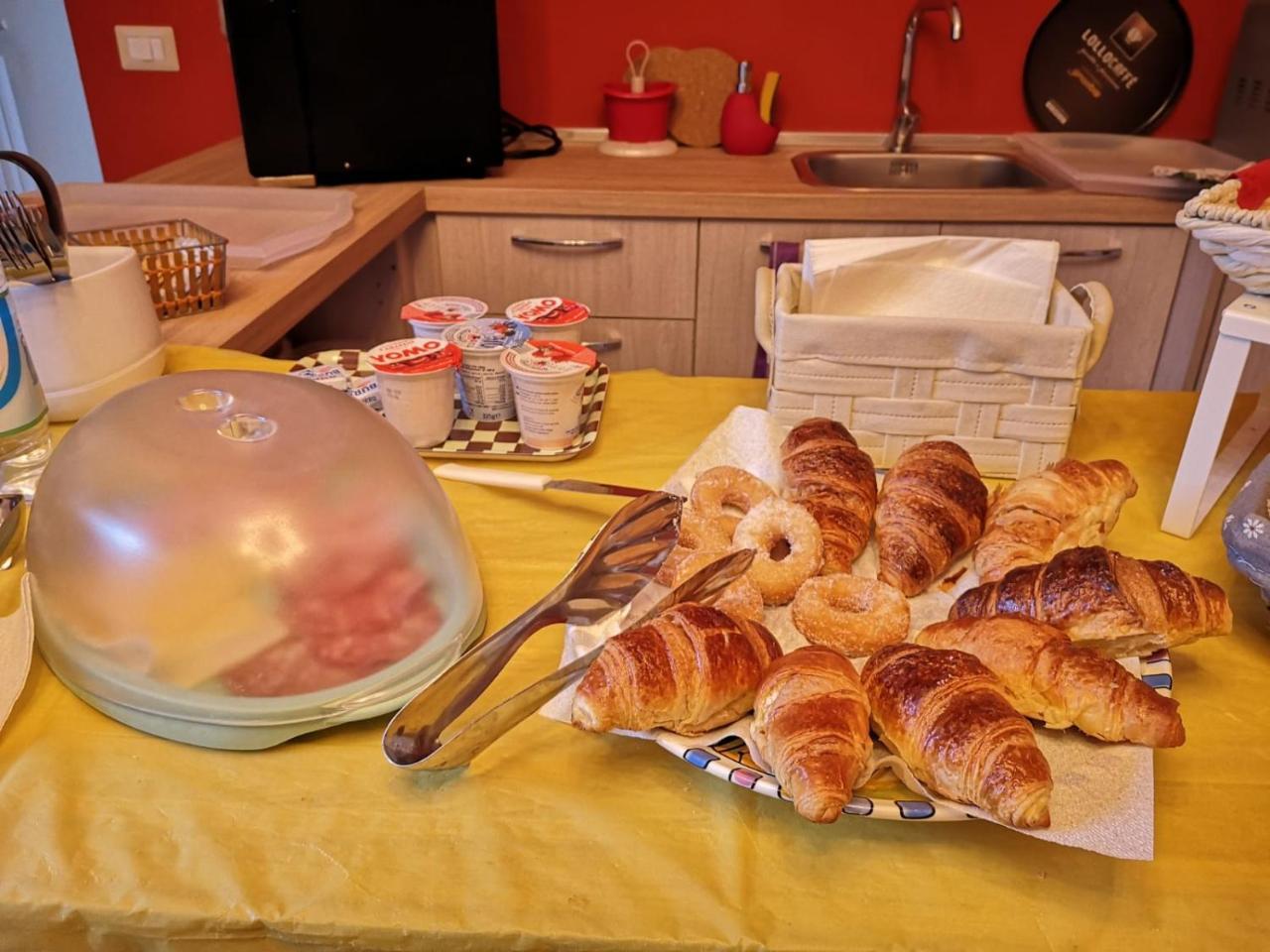 ナポリ A Due Passi Dal Museo Bed & Breakfast エクステリア 写真