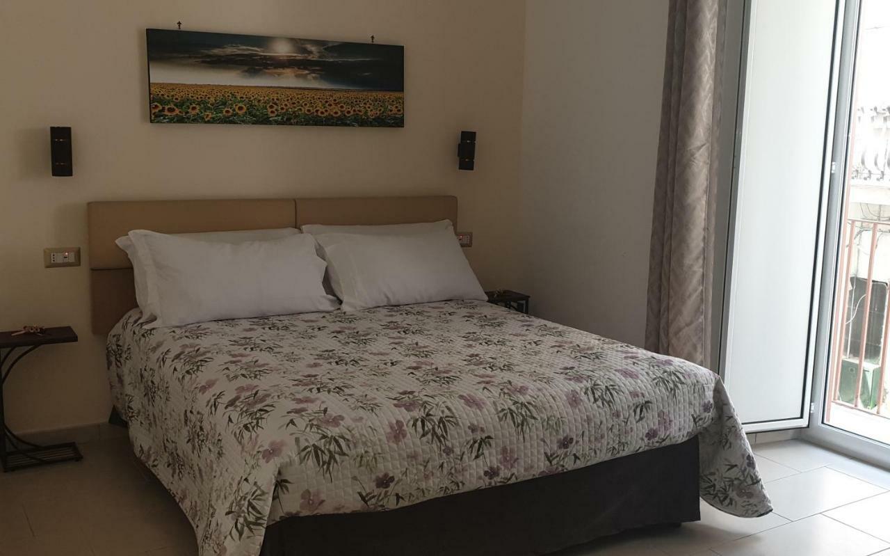 ナポリ A Due Passi Dal Museo Bed & Breakfast エクステリア 写真